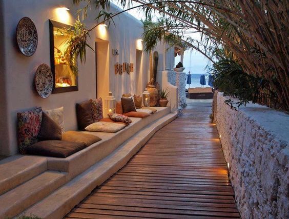 La luz de ambiente es lo que necesita tu terraza ibicenca.
