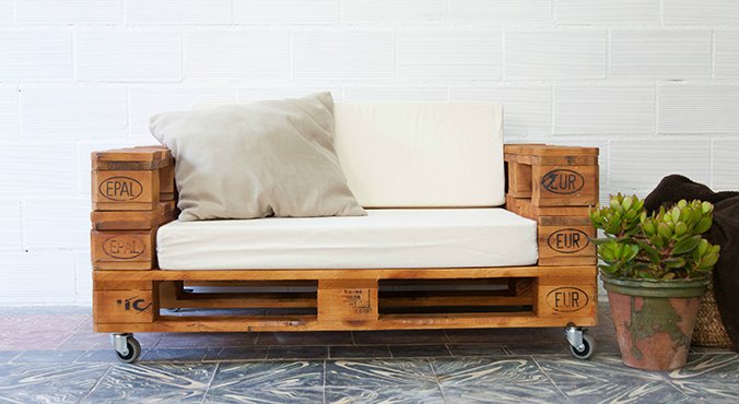 Sofa hecho con caja de madera
