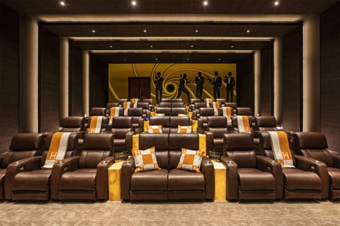 La sala de cine de la casa más cara de Estados Unidos, también tiene fila de los mancos.