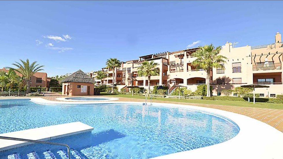 Un apartamento, cuatro piscinas