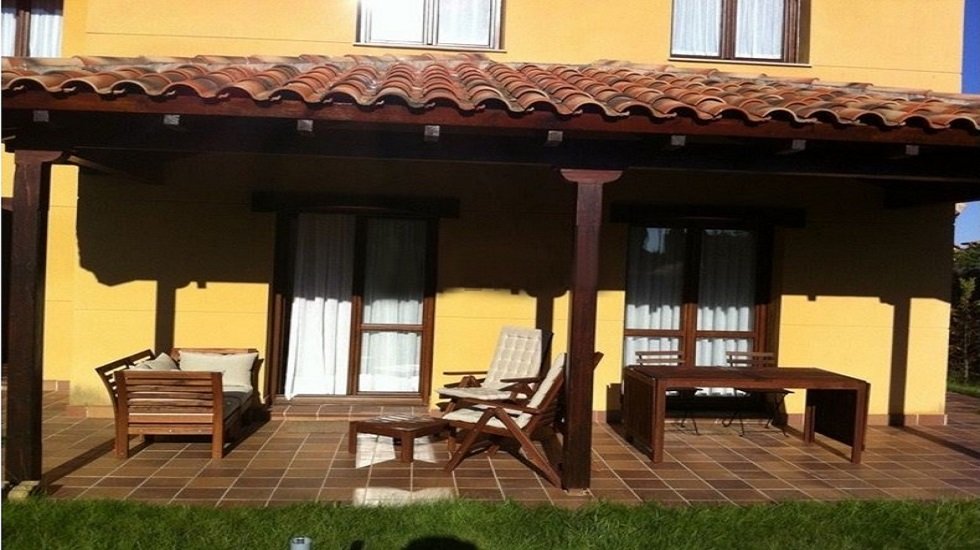 Casas cerca de la montaña