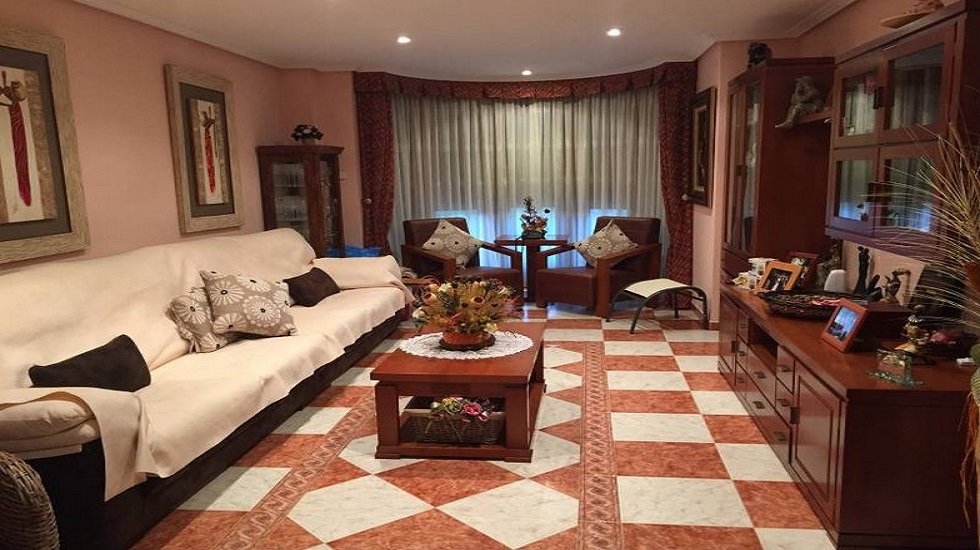 Casas cerca de la montaña