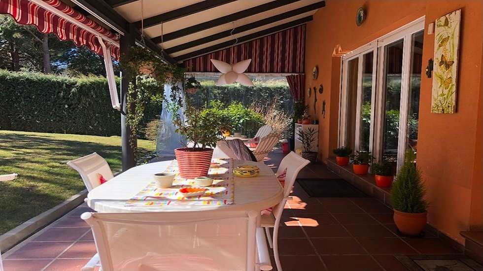 Casas cerca de la montaña