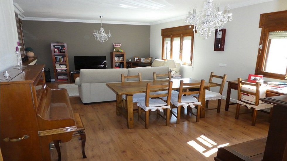 Casas cerca de la montaña