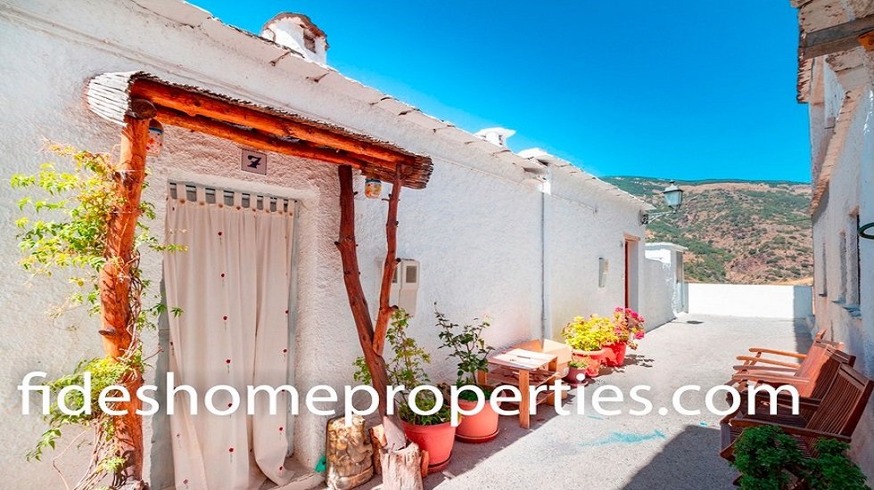 Casas cerca de la montaña