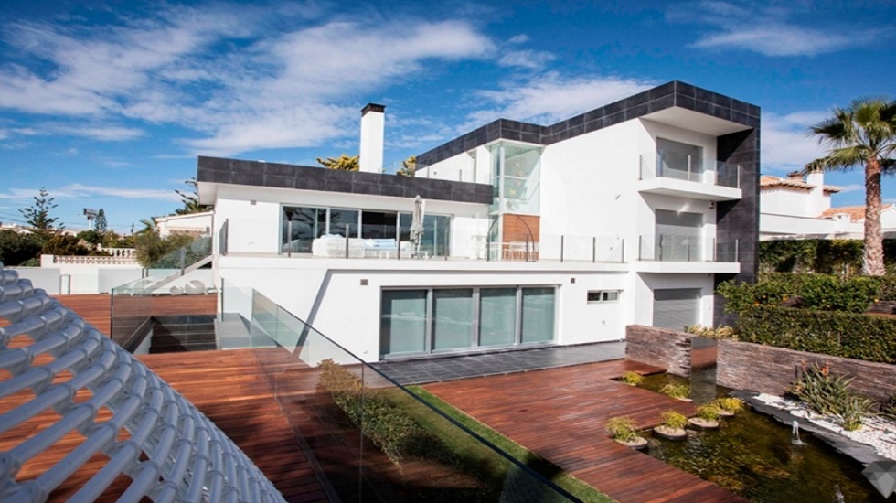 chalet con terraza y piscina chalet geometrico