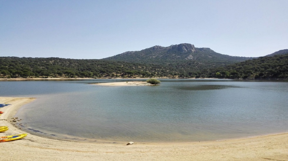 el pantano de San Juan tiene dos zonas de bano piscina natural en Madrid