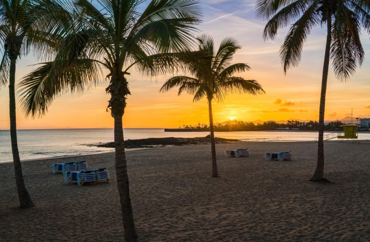 playa en Lanzarote Descubre cuáles son las mejores playas de España