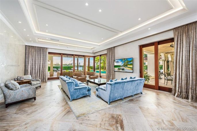 Salón de la mansión de de J.Lo La sala de estar de J.Lo en Miami