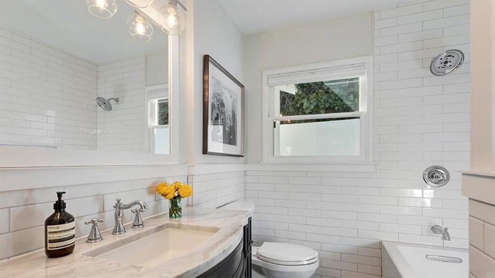 Baño de la casa en venta de Margot Robbie Baño de la casa en venta de Margot Robbie