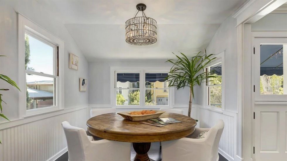 comedor del bungalow de Margot Robbie comedor del bungalow de Margot Robbie