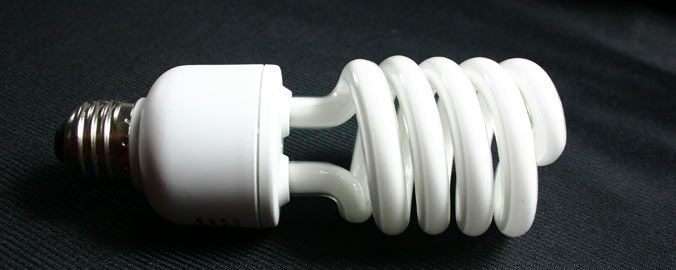 El gasto medio de luz en los hogares cae un 12% en dos años