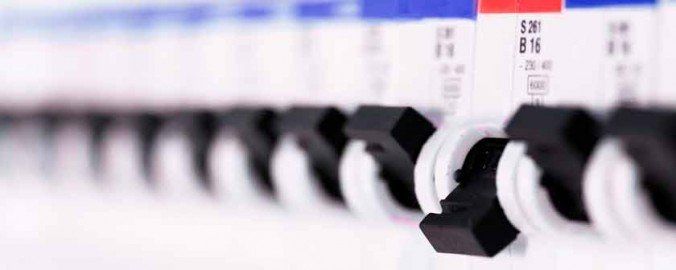 La CNMC pide que sean las eléctricas las que asuman el fraude eléctrico