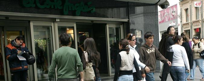 El IPC subió una décima en abril, hasta el -0,6%, y acumula 10 meses en negativo