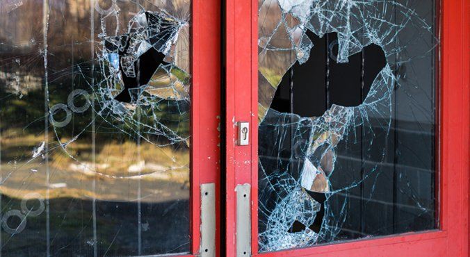 Los 7 tipos de robos más frecuentes en viviendas - Fotocasa Life ventana_rota_robos_frecuentes
