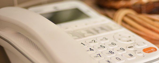 Sanción a comercializadoras de electricidad por no disponer de teléfonos gratuitos