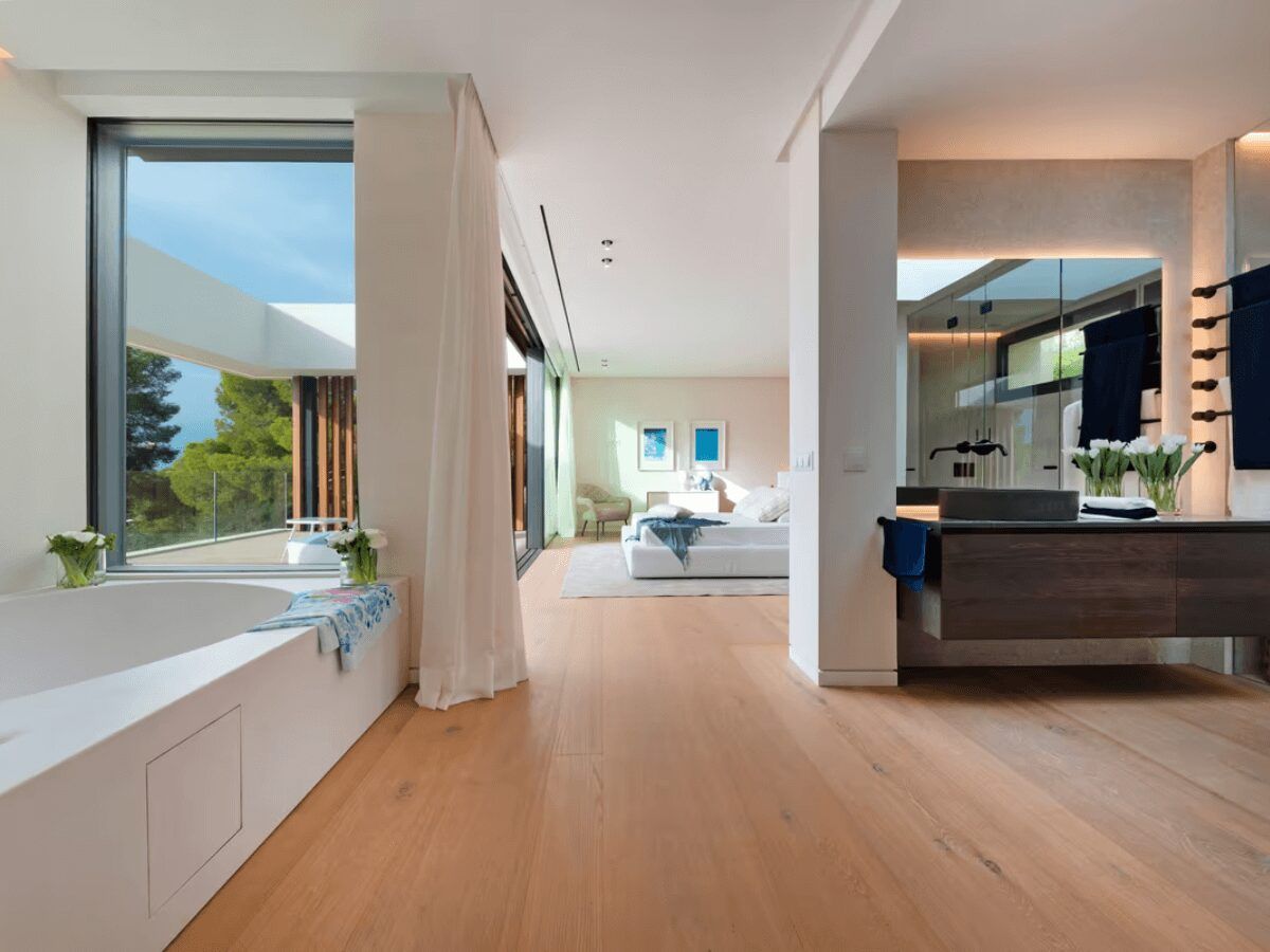 mansion con piscina desbordante