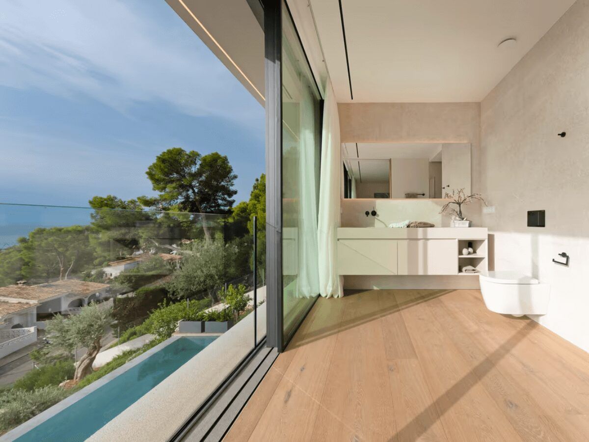 dormitorio con vistas a piscina desbordante