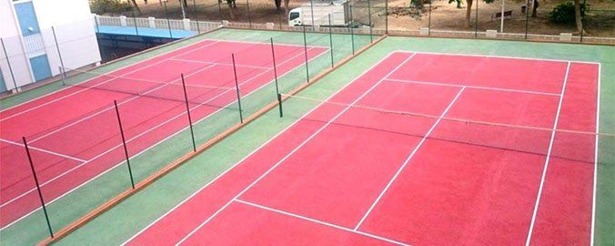 Vacaciones, tenis, apartamentos… Viviendas con pistas