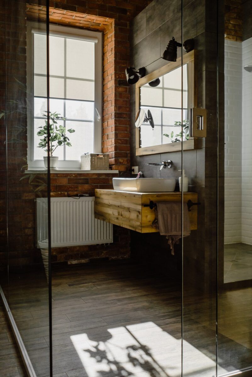 ¿Cómo combinar azulejos en el baño? - Fotocasa Life - Azulejos, Baños, Decoración de baños - Hogar, Decoración - Una vez más, las combinaciones de azulejos para baños amplían la baraja de posibilidades para embellecer tu baño, pues podemos lograr que un baño exclame “moderno” o “retro” con solo asomarnos por la puerta. Es el caso del baño de la imagen, han utilizado mobiliario de madera, colores tierra en los accesorios y, para rematar, una combinación de azulejos de cerámica o de imitación al mármol tanto en el suelo como en los rebordes de la pared alrededor de la bañera. Se enfatiza cada parte del baño y todo nos hace pensar que este baño forma parte de una finca rústica, aunque podría estar situado en una ciudad. Ese es el alcance del diseño para baños.