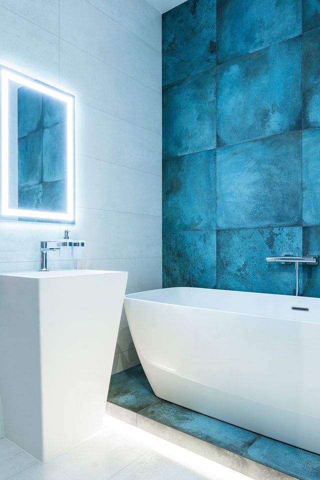 ¿Cómo combinar azulejos en el baño? - Fotocasa Life - Azulejos, Baños, Decoración de baños - Hogar, Decoración - Una vez más, las combinaciones de azulejos para baños amplían la baraja de posibilidades para embellecer tu baño, pues podemos lograr que un baño exclame “moderno” o “retro” con solo asomarnos por la puerta. Es el caso del baño de la imagen, han utilizado mobiliario de madera, colores tierra en los accesorios y, para rematar, una combinación de azulejos de cerámica o de imitación al mármol tanto en el suelo como en los rebordes de la pared alrededor de la bañera. Se enfatiza cada parte del baño y todo nos hace pensar que este baño forma parte de una finca rústica, aunque podría estar situado en una ciudad. Ese es el alcance del diseño para baños.