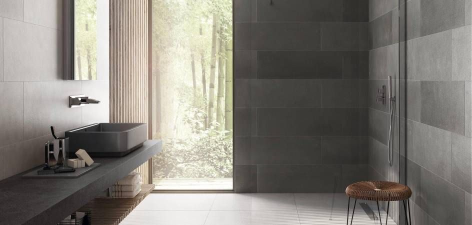 ¿Cómo combinar azulejos en el baño? - Fotocasa Life - Azulejos, Baños, Decoración de baños - Hogar, Decoración - Una vez más, las combinaciones de azulejos para baños amplían la baraja de posibilidades para embellecer tu baño, pues podemos lograr que un baño exclame “moderno” o “retro” con solo asomarnos por la puerta. Es el caso del baño de la imagen, han utilizado mobiliario de madera, colores tierra en los accesorios y, para rematar, una combinación de azulejos de cerámica o de imitación al mármol tanto en el suelo como en los rebordes de la pared alrededor de la bañera. Se enfatiza cada parte del baño y todo nos hace pensar que este baño forma parte de una finca rústica, aunque podría estar situado en una ciudad. Ese es el alcance del diseño para baños.