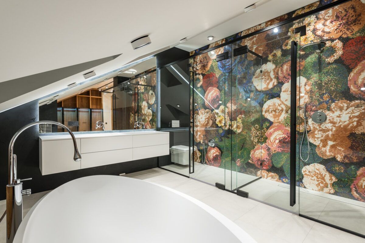 ¿Cómo combinar azulejos en el baño? - Fotocasa Life - Azulejos, Baños, Decoración de baños - Hogar, Decoración - Una vez más, las combinaciones de azulejos para baños amplían la baraja de posibilidades para embellecer tu baño, pues podemos lograr que un baño exclame “moderno” o “retro” con solo asomarnos por la puerta. Es el caso del baño de la imagen, han utilizado mobiliario de madera, colores tierra en los accesorios y, para rematar, una combinación de azulejos de cerámica o de imitación al mármol tanto en el suelo como en los rebordes de la pared alrededor de la bañera. Se enfatiza cada parte del baño y todo nos hace pensar que este baño forma parte de una finca rústica, aunque podría estar situado en una ciudad. Ese es el alcance del diseño para baños.