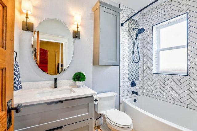 ¿Cómo combinar azulejos en el baño? - Fotocasa Life - Azulejos, Baños, Decoración de baños - Hogar, Decoración - Una vez más, las combinaciones de azulejos para baños amplían la baraja de posibilidades para embellecer tu baño, pues podemos lograr que un baño exclame “moderno” o “retro” con solo asomarnos por la puerta. Es el caso del baño de la imagen, han utilizado mobiliario de madera, colores tierra en los accesorios y, para rematar, una combinación de azulejos de cerámica o de imitación al mármol tanto en el suelo como en los rebordes de la pared alrededor de la bañera. Se enfatiza cada parte del baño y todo nos hace pensar que este baño forma parte de una finca rústica, aunque podría estar situado en una ciudad. Ese es el alcance del diseño para baños.