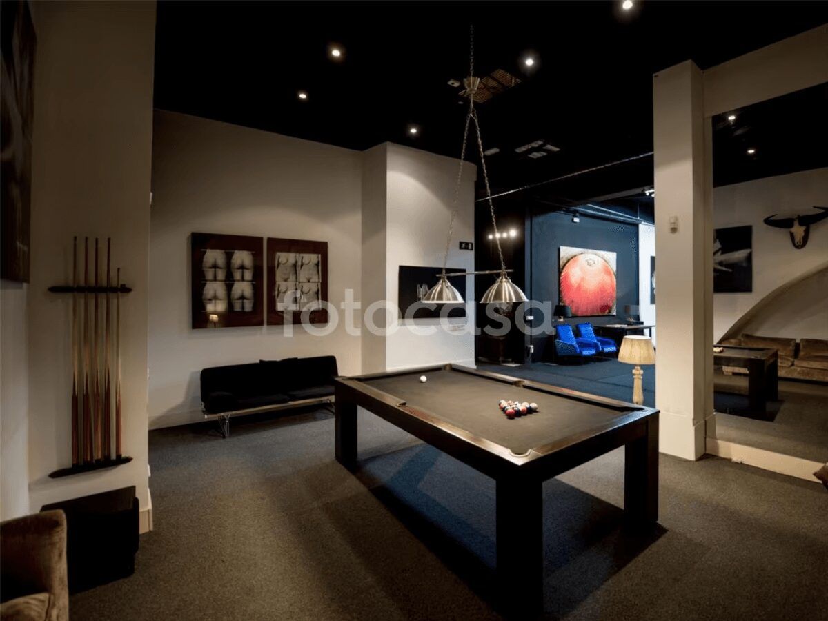sala de estar con billar