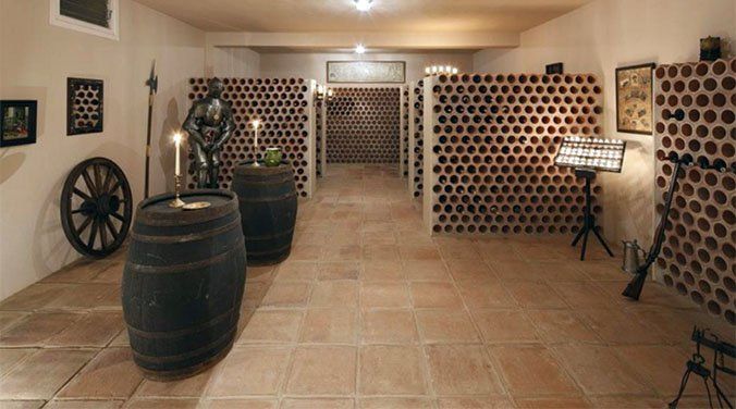 Seis espectaculares viviendas con bodega - Fotocasa Life - Viviendas en venta, Viviendas fotocasa - Compraventa - Impresionante chalet de 850 metros cuadrados con 3.150 metros de terreno. Cuenta con cinco habitaciones y cinco baños. Tiene aire acondicionado, alarma, armarios, ascensor interior, bodega, calefacción, cocina, office, cuarto de lavadora, gimnasio, jacuzzi, jardín privado, lavadero y piscina.