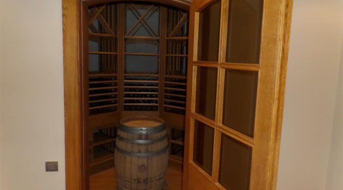 Seis espectaculares viviendas con bodega - Fotocasa Life - Viviendas en venta, Viviendas fotocasa - Compraventa - Impresionante chalet de 850 metros cuadrados con 3.150 metros de terreno. Cuenta con cinco habitaciones y cinco baños. Tiene aire acondicionado, alarma, armarios, ascensor interior, bodega, calefacción, cocina, office, cuarto de lavadora, gimnasio, jacuzzi, jardín privado, lavadero y piscina.