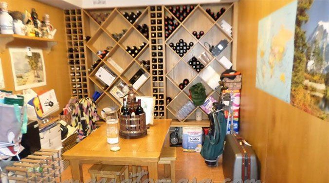 Seis espectaculares viviendas con bodega - Fotocasa Life - Viviendas en venta, Viviendas fotocasa - Compraventa - Impresionante chalet de 850 metros cuadrados con 3.150 metros de terreno. Cuenta con cinco habitaciones y cinco baños. Tiene aire acondicionado, alarma, armarios, ascensor interior, bodega, calefacción, cocina, office, cuarto de lavadora, gimnasio, jacuzzi, jardín privado, lavadero y piscina.