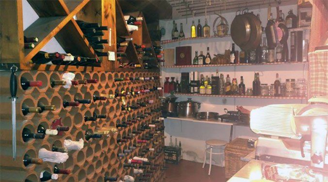 Seis espectaculares viviendas con bodega - Fotocasa Life - Viviendas en venta, Viviendas fotocasa - Compraventa - Impresionante chalet de 850 metros cuadrados con 3.150 metros de terreno. Cuenta con cinco habitaciones y cinco baños. Tiene aire acondicionado, alarma, armarios, ascensor interior, bodega, calefacción, cocina, office, cuarto de lavadora, gimnasio, jacuzzi, jardín privado, lavadero y piscina.