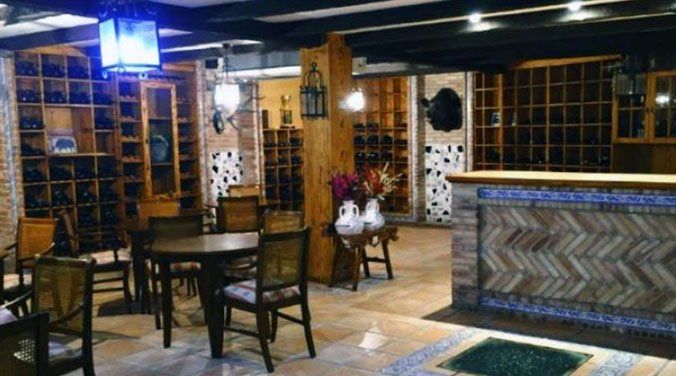 Seis espectaculares viviendas con bodega - Fotocasa Life - Viviendas en venta, Viviendas fotocasa - Compraventa - Impresionante chalet de 850 metros cuadrados con 3.150 metros de terreno. Cuenta con cinco habitaciones y cinco baños. Tiene aire acondicionado, alarma, armarios, ascensor interior, bodega, calefacción, cocina, office, cuarto de lavadora, gimnasio, jacuzzi, jardín privado, lavadero y piscina.