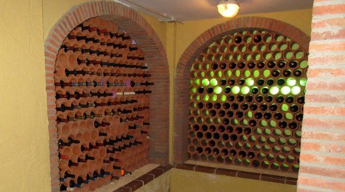 Seis espectaculares viviendas con bodega - Fotocasa Life - Viviendas en venta, Viviendas fotocasa - Compraventa - Impresionante chalet de 850 metros cuadrados con 3.150 metros de terreno. Cuenta con cinco habitaciones y cinco baños. Tiene aire acondicionado, alarma, armarios, ascensor interior, bodega, calefacción, cocina, office, cuarto de lavadora, gimnasio, jacuzzi, jardín privado, lavadero y piscina.