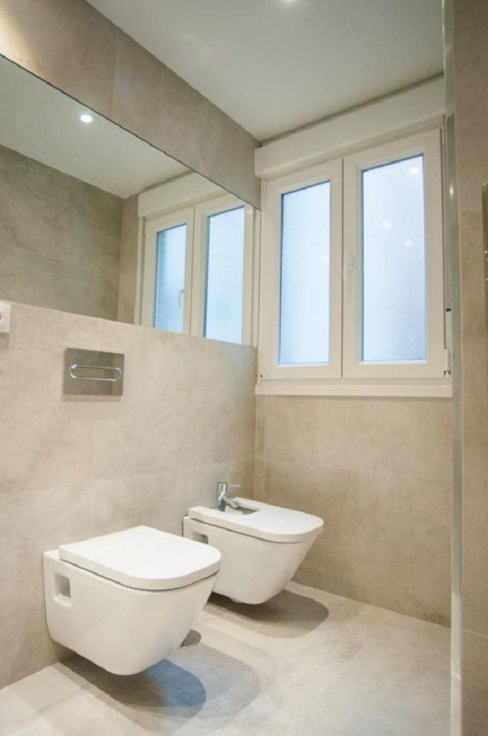 La sorprendente reforma de una vivienda de 200m2 en Argüelles [PROYECTO DE REFORMA] - Fotocasa Life - Pisos reformados, Proyecto de reforma, Reforma piso en Madrid - Reformas, Hogar - Que una vivienda sea grande y tenga muchos metros cuadrados, no implica que necesariamente se adapte a nuestras necesidades y a las de nuestra familia. Este ha sido el caso de una familia que adquirieron una magnífica vivienda de 200 m2 en el Barrio de Argüelles y quisieron contar con nosotros para que lleváramos a cabo el proyecto de reforma que ellos tenían en mente. Tenían claro que necesitaban un proyecto detallado del espacio y unos profesionales que fueran capaces de aportarles conocimientos y buenas ideas.