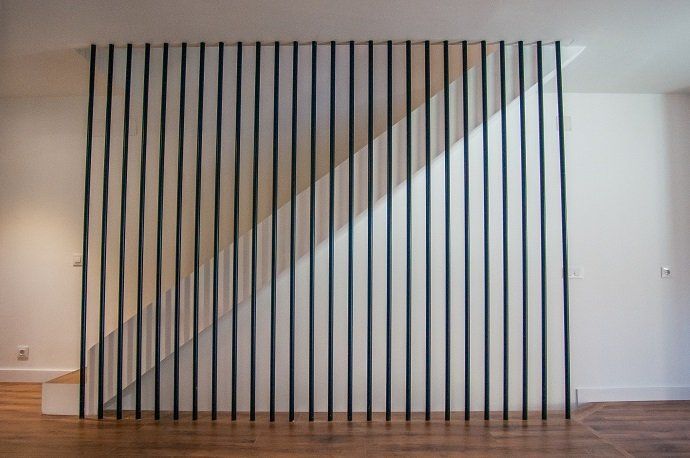 Cómo se aplica el "Open Concept" a un adosado de Madrid [PROYECTO DE REFORMA] - Fotocasa Life - Casas reformadas, Interiorismo, Proyecto de reforma, Reforma integral, Revestimientos - Reformas - El Open Concept es una tendencia de diseño que se utiliza cada vez más a la hora de realizar reformas. Según nuestro colaborador Reformadísimo, cada vez son más los clientes que la solicitan. Consiste en crear una distribución abierta y funcional en la que podamos unir varios ambientes en el mismo espacio. Para ello eliminamos puertas de paso y tabiques que nos obstaculicen la visión y el paso de luz.