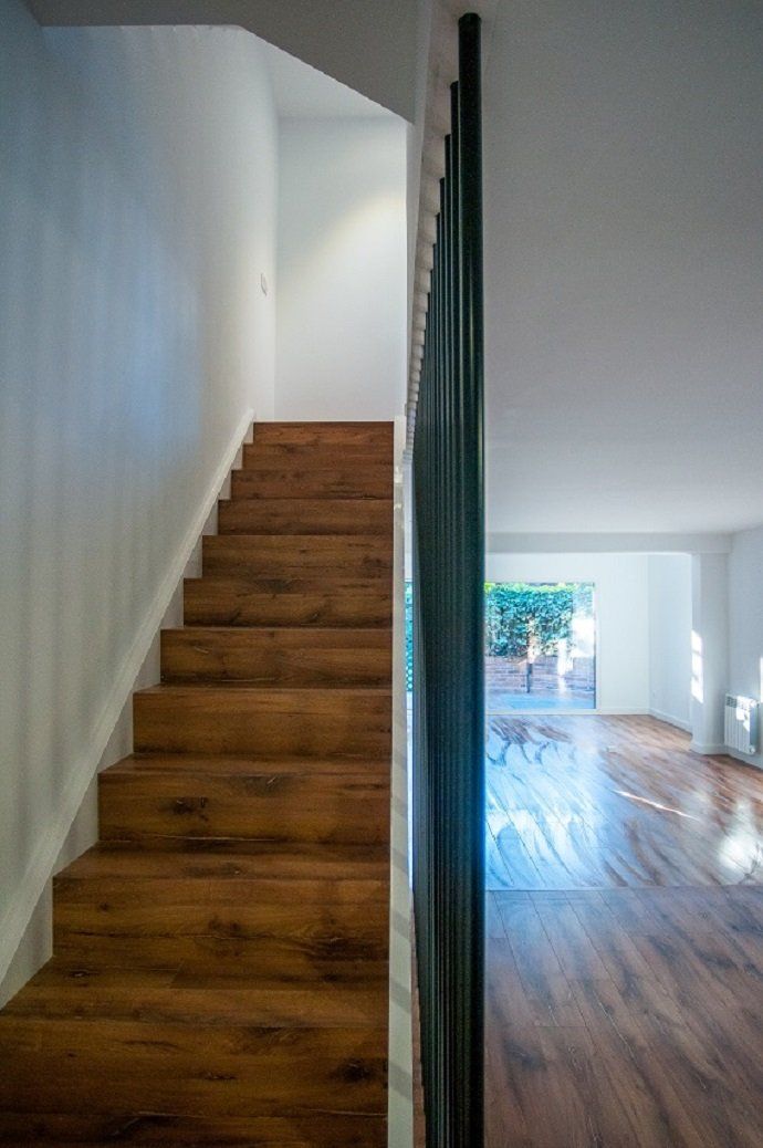 Cómo se aplica el "Open Concept" a un adosado de Madrid [PROYECTO DE REFORMA] - Fotocasa Life - Casas reformadas, Interiorismo, Proyecto de reforma, Reforma integral, Revestimientos - Reformas - El Open Concept es una tendencia de diseño que se utiliza cada vez más a la hora de realizar reformas. Según nuestro colaborador Reformadísimo, cada vez son más los clientes que la solicitan. Consiste en crear una distribución abierta y funcional en la que podamos unir varios ambientes en el mismo espacio. Para ello eliminamos puertas de paso y tabiques que nos obstaculicen la visión y el paso de luz.