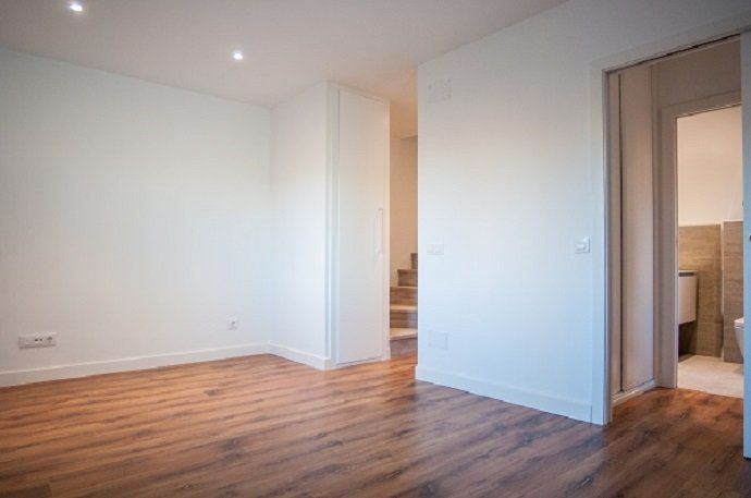 Cómo se aplica el "Open Concept" a un adosado de Madrid [PROYECTO DE REFORMA] - Fotocasa Life - Casas reformadas, Interiorismo, Proyecto de reforma, Reforma integral, Revestimientos - Reformas - El Open Concept es una tendencia de diseño que se utiliza cada vez más a la hora de realizar reformas. Según nuestro colaborador Reformadísimo, cada vez son más los clientes que la solicitan. Consiste en crear una distribución abierta y funcional en la que podamos unir varios ambientes en el mismo espacio. Para ello eliminamos puertas de paso y tabiques que nos obstaculicen la visión y el paso de luz.