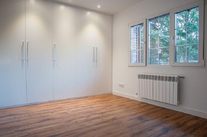 Cómo se aplica el "Open Concept" a un adosado de Madrid [PROYECTO DE REFORMA] - Fotocasa Life - Casas reformadas, Interiorismo, Proyecto de reforma, Reforma integral, Revestimientos - Reformas - El Open Concept es una tendencia de diseño que se utiliza cada vez más a la hora de realizar reformas. Según nuestro colaborador Reformadísimo, cada vez son más los clientes que la solicitan. Consiste en crear una distribución abierta y funcional en la que podamos unir varios ambientes en el mismo espacio. Para ello eliminamos puertas de paso y tabiques que nos obstaculicen la visión y el paso de luz.