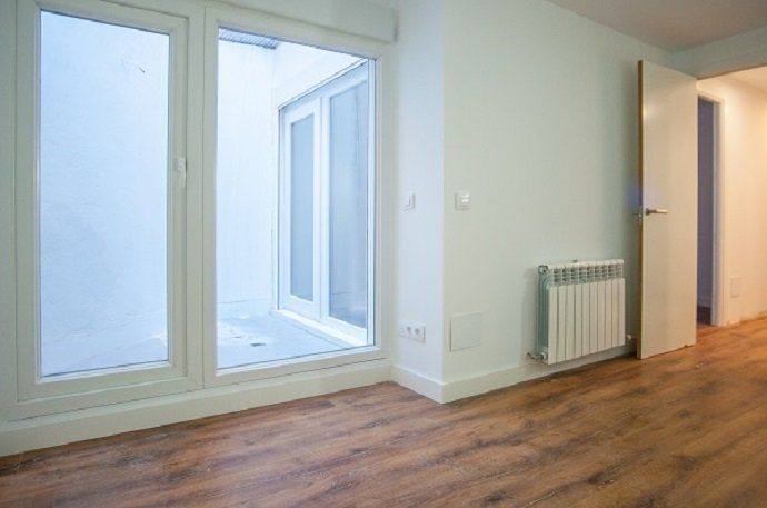 Cómo se aplica el "Open Concept" a un adosado de Madrid [PROYECTO DE REFORMA] - Fotocasa Life - Casas reformadas, Interiorismo, Proyecto de reforma, Reforma integral, Revestimientos - Reformas - El Open Concept es una tendencia de diseño que se utiliza cada vez más a la hora de realizar reformas. Según nuestro colaborador Reformadísimo, cada vez son más los clientes que la solicitan. Consiste en crear una distribución abierta y funcional en la que podamos unir varios ambientes en el mismo espacio. Para ello eliminamos puertas de paso y tabiques que nos obstaculicen la visión y el paso de luz.