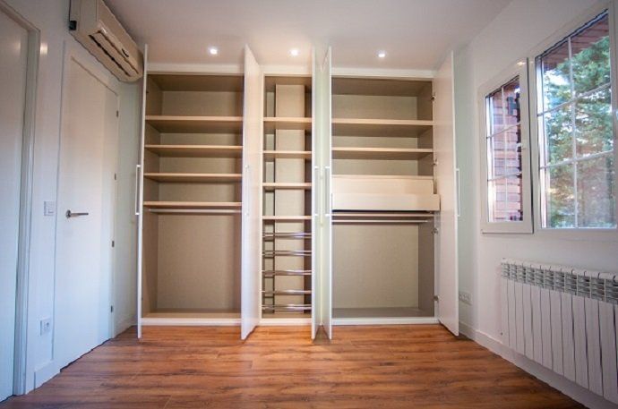 Cómo se aplica el "Open Concept" a un adosado de Madrid [PROYECTO DE REFORMA] - Fotocasa Life - Casas reformadas, Interiorismo, Proyecto de reforma, Reforma integral, Revestimientos - Reformas - El Open Concept es una tendencia de diseño que se utiliza cada vez más a la hora de realizar reformas. Según nuestro colaborador Reformadísimo, cada vez son más los clientes que la solicitan. Consiste en crear una distribución abierta y funcional en la que podamos unir varios ambientes en el mismo espacio. Para ello eliminamos puertas de paso y tabiques que nos obstaculicen la visión y el paso de luz.