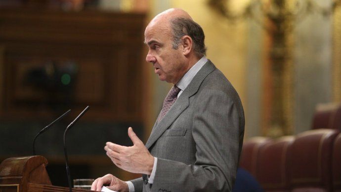 Guindos defiende el buen funcionamiento del mercado hipotecario en el debate de su moratoria antidesahucios