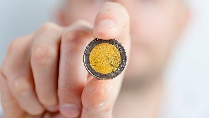 Ahorrar para viajar es la prioridad de los españoles, pero gastan mucho más en vivienda