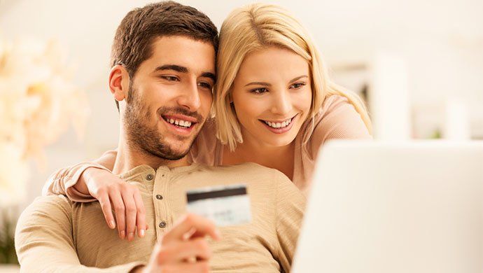 Vivir en pareja: ¿Cuenta corriente a medias o conjunta?