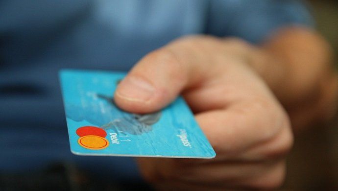 Las expectativas económicas de los españoles siguen optimistas, pero no hay disposición a comprar
