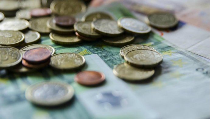 La tasa de ahorro de las familias cayó un 0,4% en 2016 pero la empresarial se elevó un 0,7%