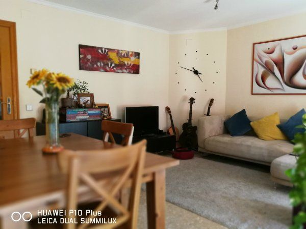 Cómo sacar fotos con tu móvil y vender más con la fotografía inmobiliaria (1ª parte) - Fotocasa Life - fotos, huawei, móvil - Vender piso - Es indudable que los móviles han sustituido en muchos casos a las cámaras fotográficas tradicionales, sobre todo en lo que a fotos personales y viajes se refiere. Su evolución ha sido meteórica y los últimos modelos son ya perfectos también para usos profesionales, como los que requiere la fotografía inmobiliaria. Pero ¿cómo podemos sacar buenas fotografías de un inmueble en concreto con el móvil? Aquí van algunas pistas.