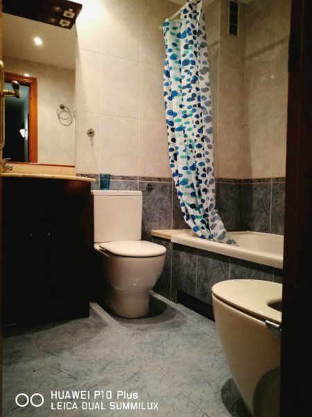 Cómo sacar fotos con tu móvil y vender más con la fotografía inmobiliaria (1ª parte) - Fotocasa Life - fotos, huawei, móvil - Vender piso - Es indudable que los móviles han sustituido en muchos casos a las cámaras fotográficas tradicionales, sobre todo en lo que a fotos personales y viajes se refiere. Su evolución ha sido meteórica y los últimos modelos son ya perfectos también para usos profesionales, como los que requiere la fotografía inmobiliaria. Pero ¿cómo podemos sacar buenas fotografías de un inmueble en concreto con el móvil? Aquí van algunas pistas.