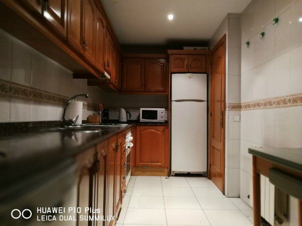 Cómo sacar fotos con tu móvil y vender más con la fotografía inmobiliaria (1ª parte) - Fotocasa Life - fotos, huawei, móvil - Vender piso - Es indudable que los móviles han sustituido en muchos casos a las cámaras fotográficas tradicionales, sobre todo en lo que a fotos personales y viajes se refiere. Su evolución ha sido meteórica y los últimos modelos son ya perfectos también para usos profesionales, como los que requiere la fotografía inmobiliaria. Pero ¿cómo podemos sacar buenas fotografías de un inmueble en concreto con el móvil? Aquí van algunas pistas.